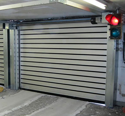 地下の駐車場のための商業高速螺線形のドアの錆の証拠