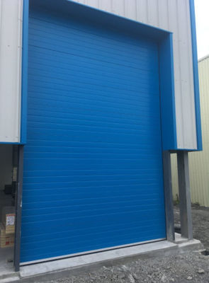 ウレタン フォームの頭上式の部門別のドアの高速優秀な絶縁材の急速な部門別の倉庫サンドイッチ パネル・ドア