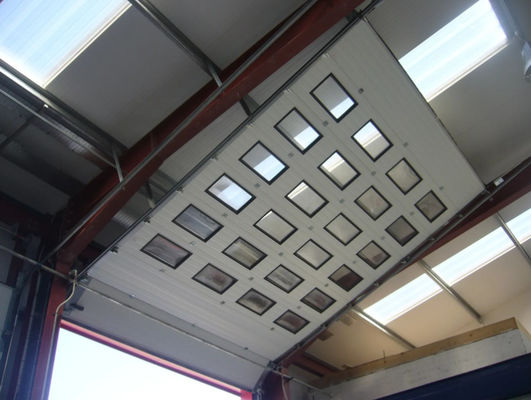 部門別の頭上式のガレージのドアの色によって塗られる鋼鉄24db健全な絶縁材を挟んで下さい