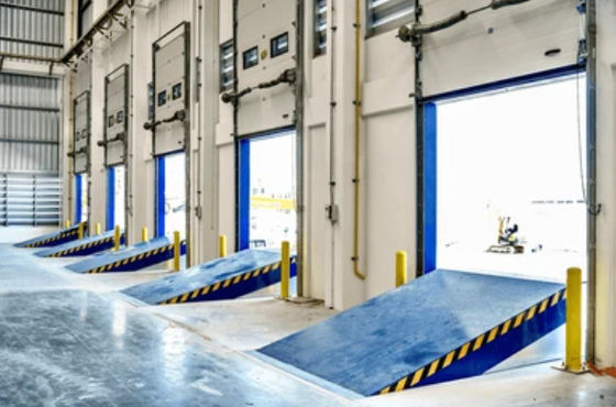 安全な設計 25000-40000LBS ハイドロリックドックレベルラー 自動化技術を利用