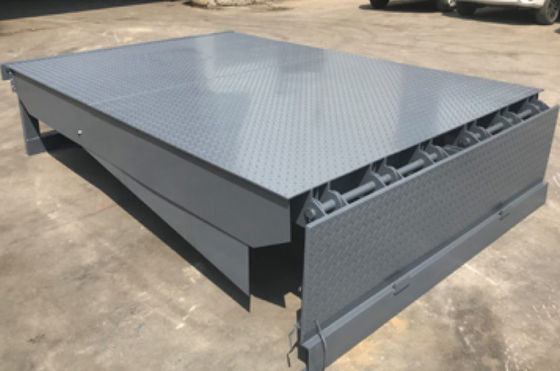 ドックドアレベルラーワークショップ 自動ドックプレート 25000-40000LBS 設定可能なデッキの高さと安全バーの安全な設計