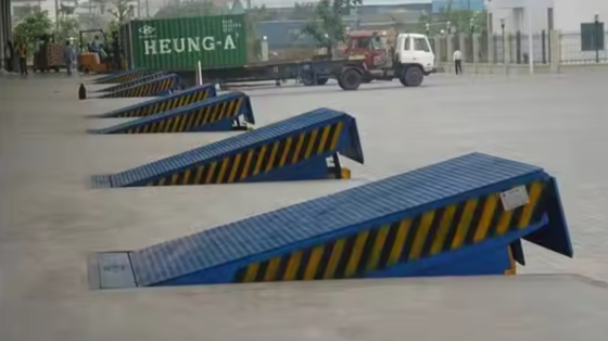 ドアのレベルアップ ワークショップ 安全棒付き自動ドックプレート 効率的な8T重用強鋼貨物 倉庫用