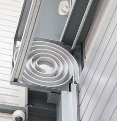 0.75KWモーター出力 アルミニウム工場卸売 高速スパイラルドア 安全性と効率性 光電センサー付き格納庫用モータードア