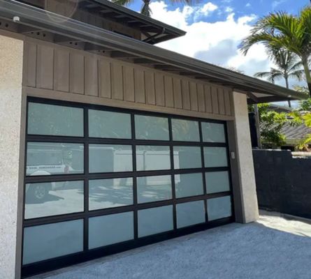 水密性クラス3 透明ガラス 優れた耐風性 工業用オーバーヘッド 頑丈なセクショナルガレージドア 手動または自動