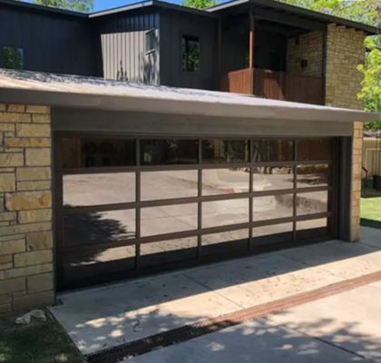 水密性クラス3 透明ガラス 優れた耐風性 工業用オーバーヘッド 頑丈なセクショナルガレージドア 手動または自動