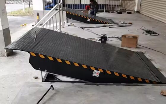 8T / 10T 容量 油圧トン 倉庫 カスタマイズ可能なプラットフォームサイズ ワークショップ 自動ドックプレート ドックドアレベラー 25000-40000LBS 安全設計