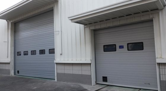 部門別の頭上式のガレージのドアの色によって塗られる鋼鉄24db健全な絶縁材を挟んで下さい