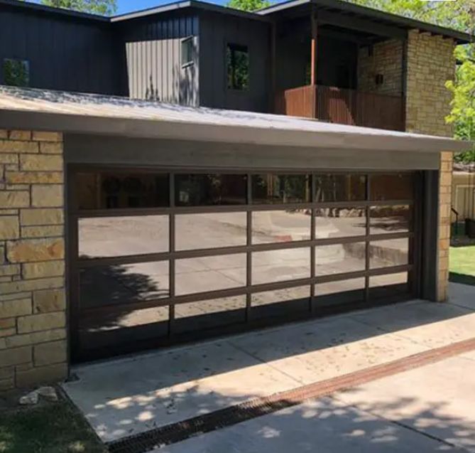 水密性クラス3 透明ガラス 優れた耐風性 工業用オーバーヘッド 頑丈なセクショナルガレージドア 手動または自動