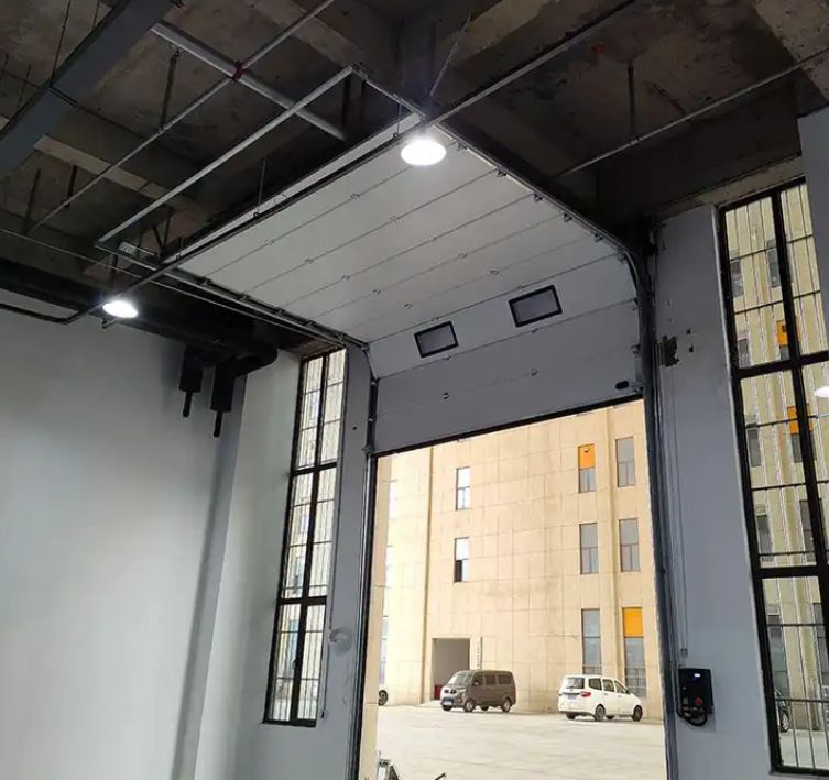 ビニール敷居セクショナルオーバーヘッドドア 50mm-80mm 厚さ 新しい産業用断熱安全自動ドア ワークショップガレージドア用