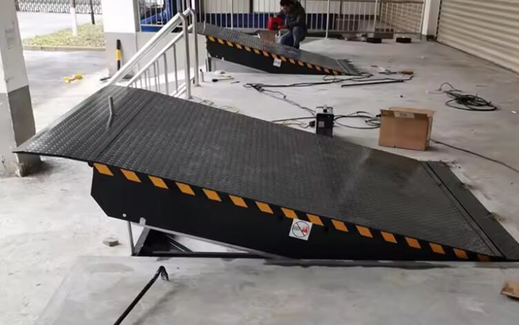 8T / 10T 容量 油圧トン 倉庫 カスタマイズ可能なプラットフォームサイズ ワークショップ 自動ドックプレート ドックドアレベラー 25000-40000LBS 安全設計