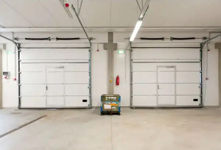 中国 オーバーヘッド 自動 倉庫 工場 外部 オーダーメイド 鉄 商業 セクション オーバーヘッド ドア 消防 駅 産業 ドア